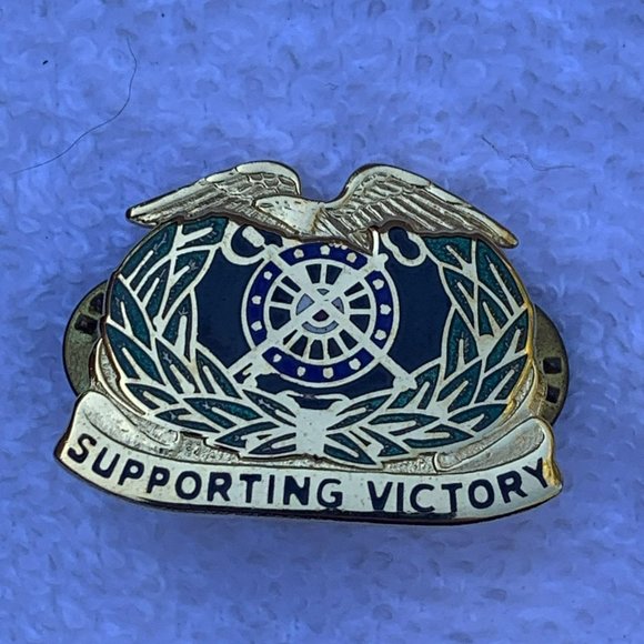Military Corps Crest - Quartermaster - Supporting Victory Lapel Pin - Picture 1 of 3